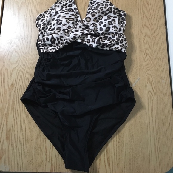 B71 New Women’s Cocopear 1pc Swimsuit Animal Print Black Size Medium - Picture 3 of 8